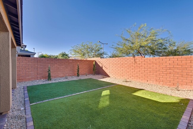 Building Photo - Single family home in ideal Summerlin location with open great room style kitchen and living area.