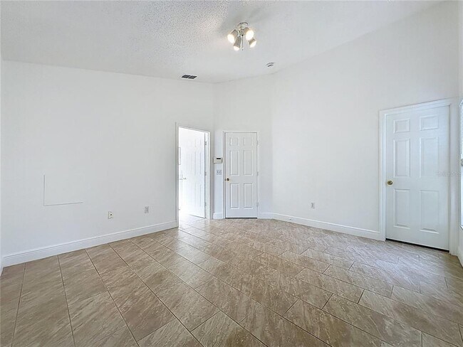 Building Photo - 236 Queen Mary Dr