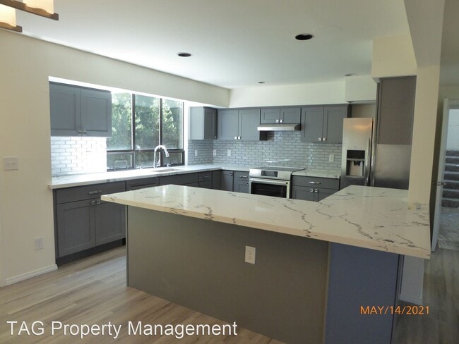 Building Photo - 4 br, 2.5 bath House - 5590 Highland Dr