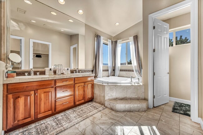 Building Photo - 1520 Taos Ln