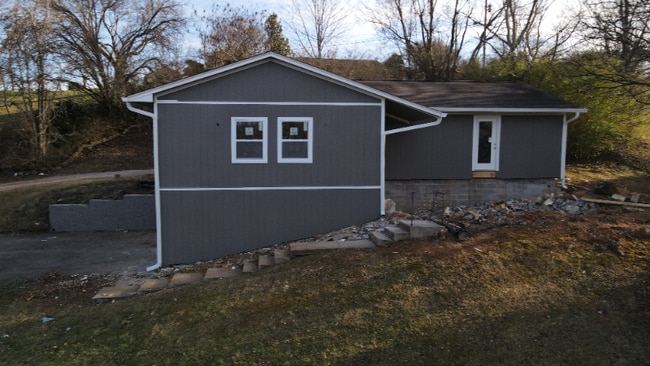 Building Photo - 305 Iroquois Ln