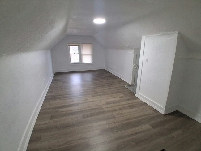 Building Photo - 712 Roselle Ave