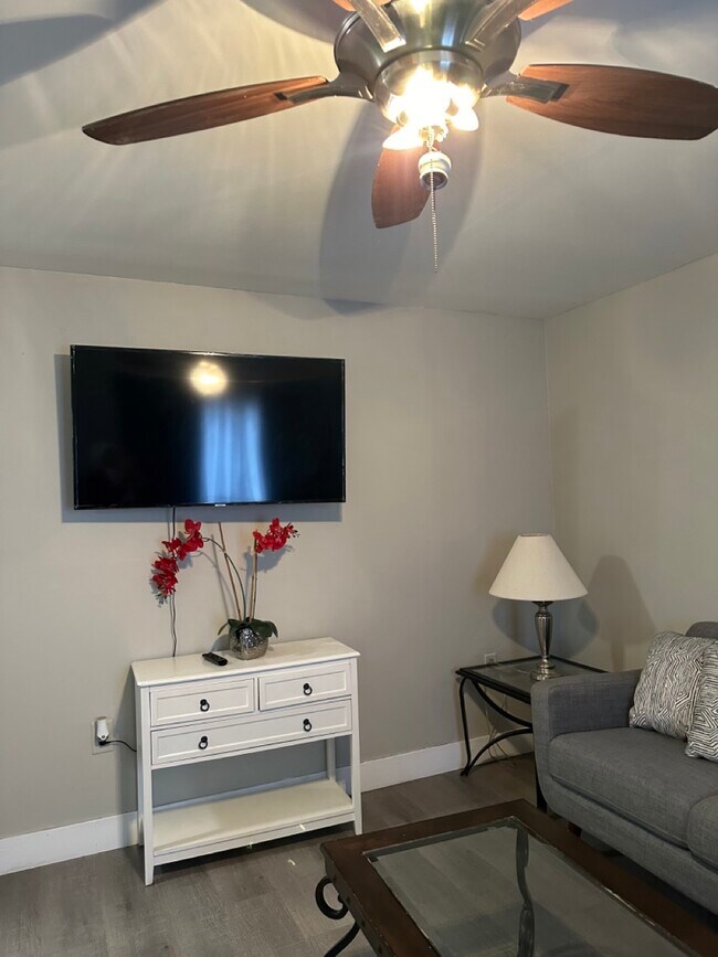 Building Photo - 107 N Ohio Ave