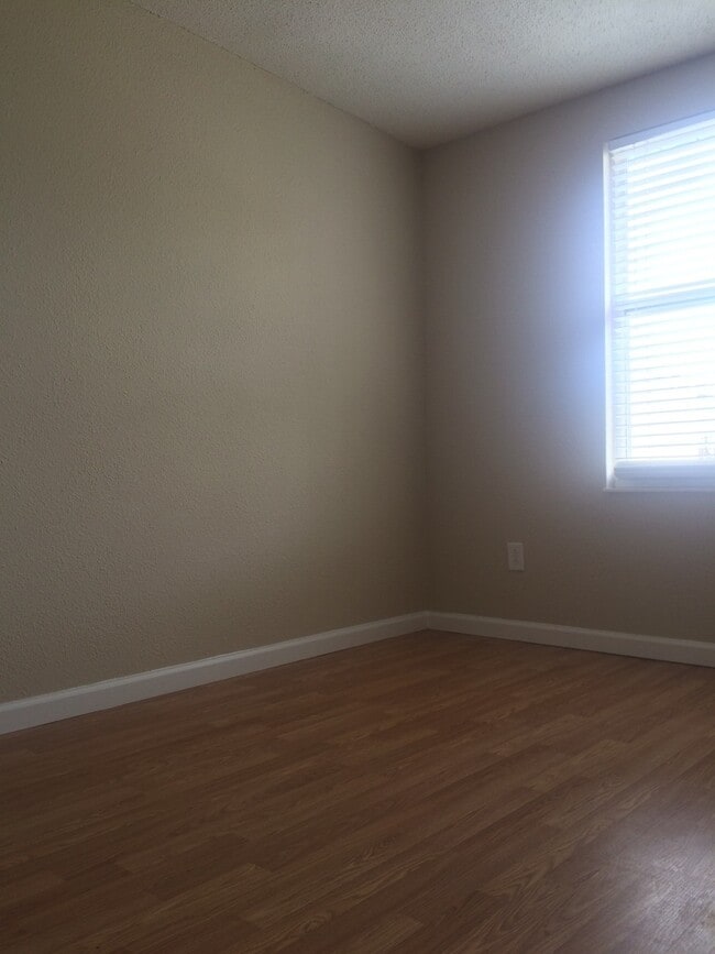 Building Photo - 9620 Vinca Cir