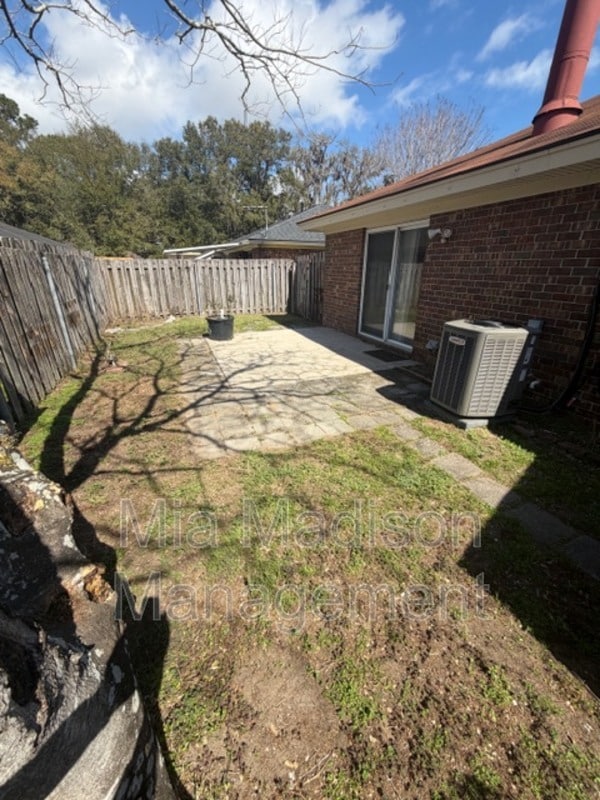 Building Photo - 11 Peach Ct