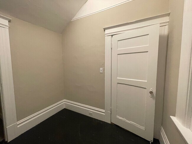 Building Photo - 1934 MAS