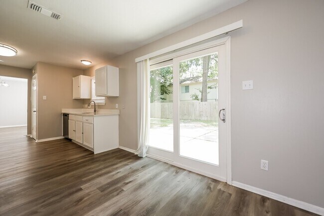 Building Photo - 18450 Hollow Oaks Cir