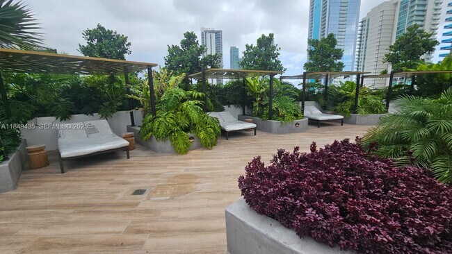 Building Photo - 700 NE 24th St