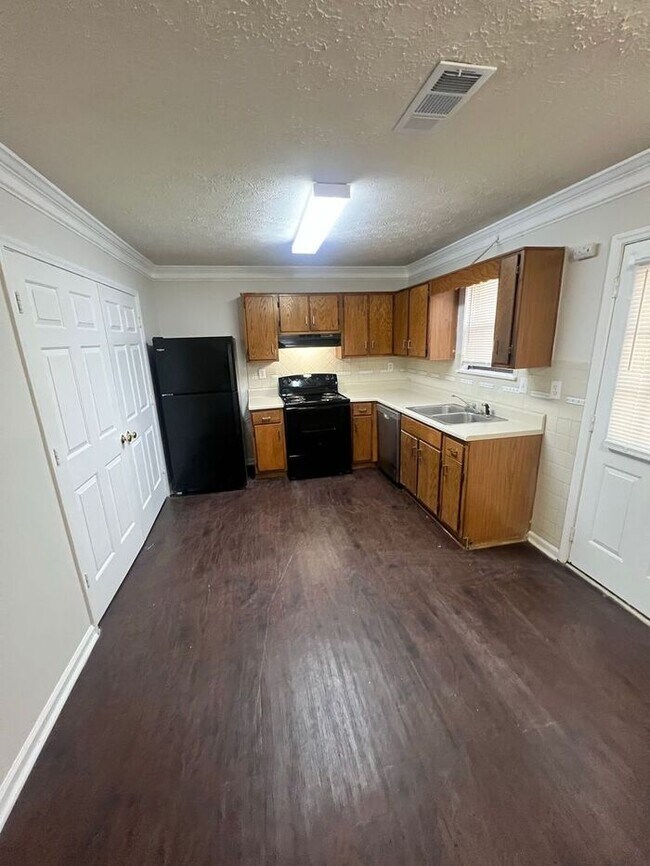 Building Photo - Beautiful 2 bedroom 2 bathroom ranch duplex Now Ready!