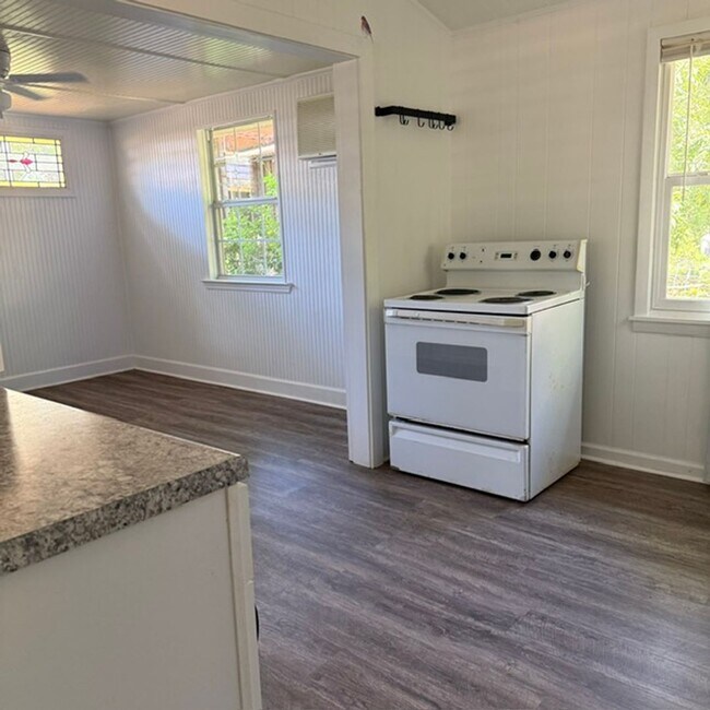 Building Photo - 1 Bedroom 1 Bath Cottage near Lake Ellen in Crawfordville