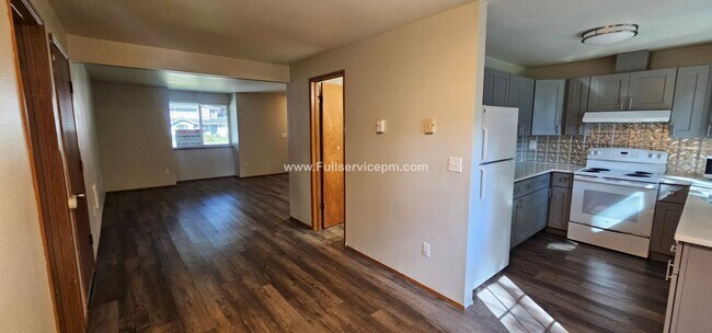 Building Photo - Beautiful duplex apt. on Quiet culdesac