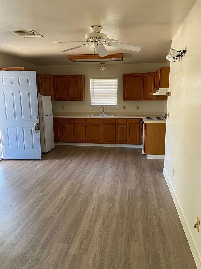 Building Photo - 1416 E Linden St