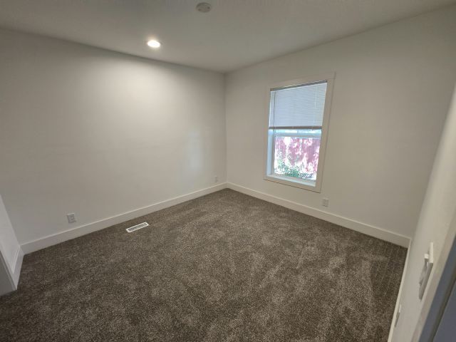 Building Photo - 207 Spruce Ln