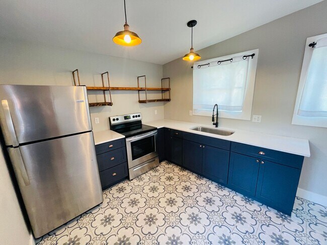 Building Photo - COMING SOON! 1 Bed / 1 Bath Cottage in U o...