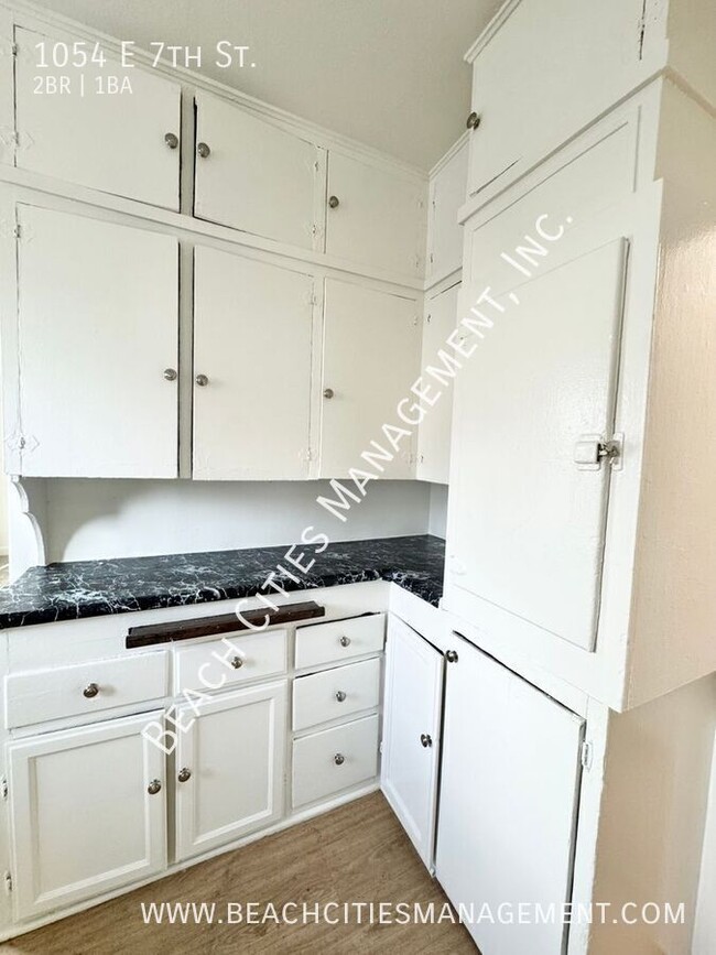 Building Photo - 1054 E 7th St