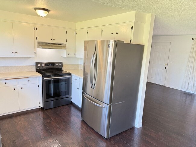 Building Photo - Discover this 3-bedroom 2-bathroom house in a great neighborhood!