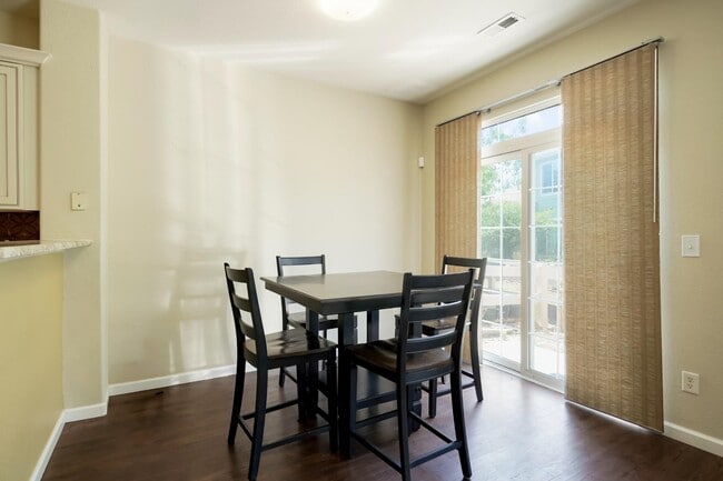 Building Photo - 14400 Albrook Dr