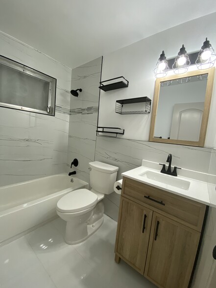 Building Photo - 1493 NE 148th St