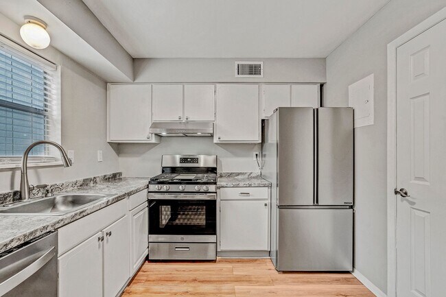 Building Photo - 2 Bed 1.5 bath Condo - Close to UNC!  Beautifully Renovated-MOVE IN READY! $500 off first month's...