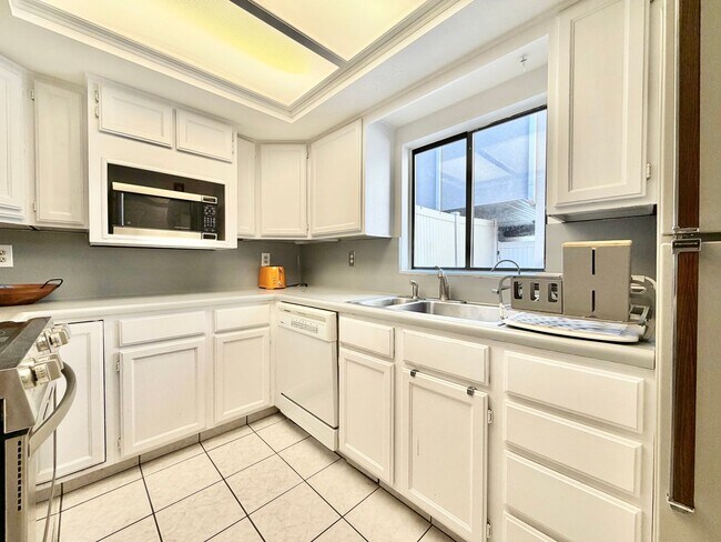 Building Photo - Spacious Townhome with 2 Kitchens, Huge Basement & 3 Full Bathrooms - Sandy, UT