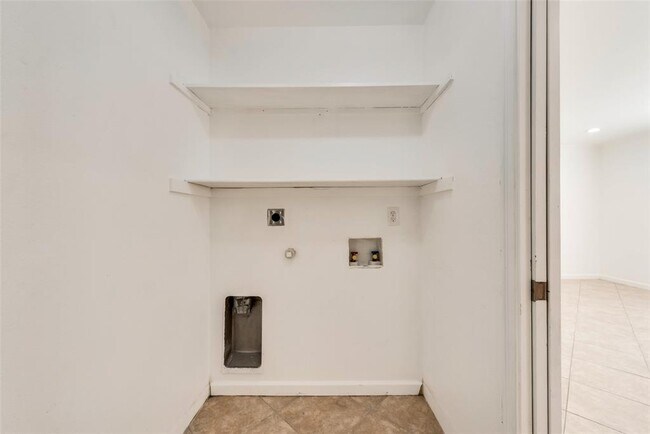 Building Photo - 633 Rose Garden Dr