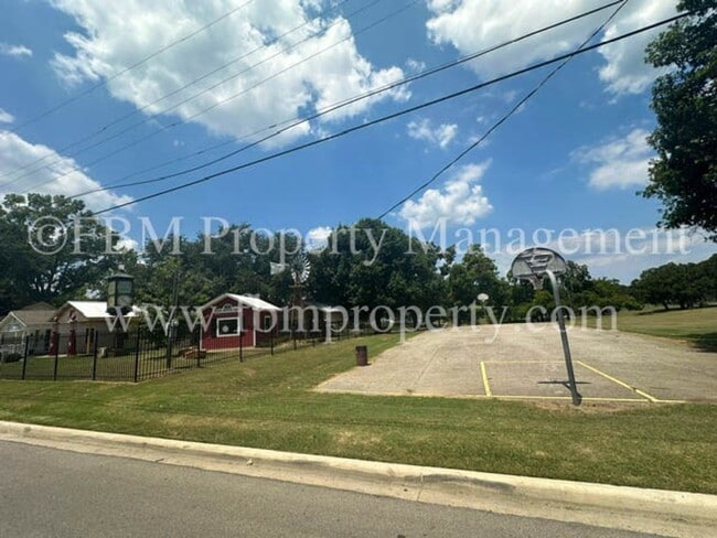 Building Photo - 741 W Park Ave