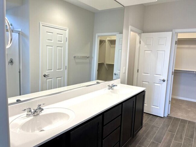 Building Photo - MOVE IN SPECIALS!! 2 Master Suites Open Ceiling Modern Home for RENT!