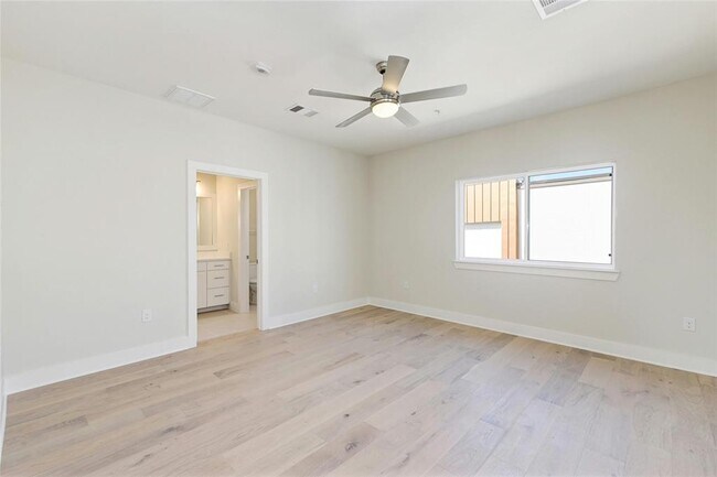 Building Photo - 2827 Manor Rd