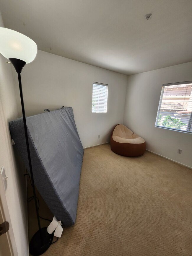 Building Photo - Beautiful two-story in Hunter's Ridge