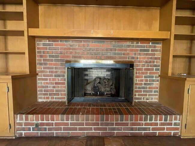 Building Photo - 3 bedroom, 2 bath, 2 living areas, 2 car garage Ranch style home nestled on a corner lot