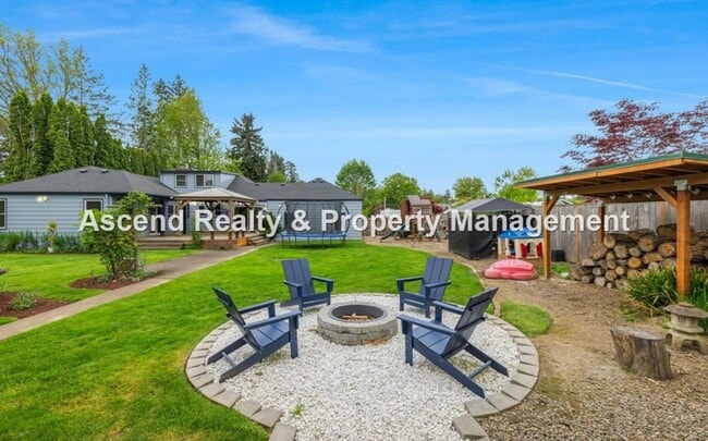 Building Photo - Available NOW! 3 Level 4bed/3bath Convenie...