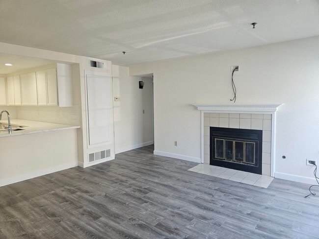 Building Photo - Daly City Village in the Park 2 bedroom 2 bathroom Condo
