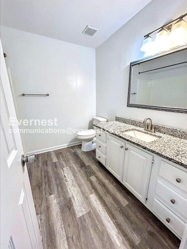 Building Photo - Limited Time Special Offer / 3 Bed/2 Bath Home with Off-Street Parking / Pet-Friendly / Available...