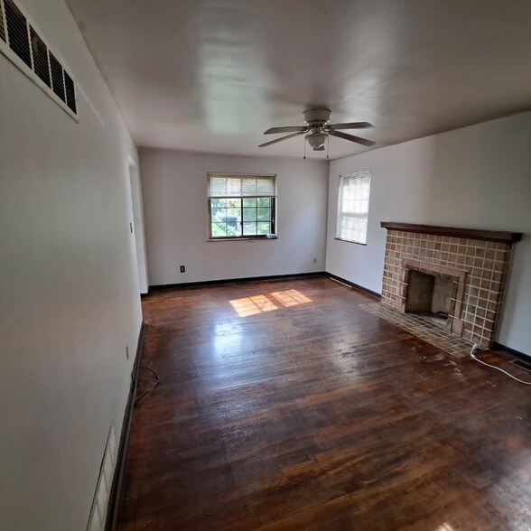 Primary Photo - 305 E Wyoming Ave