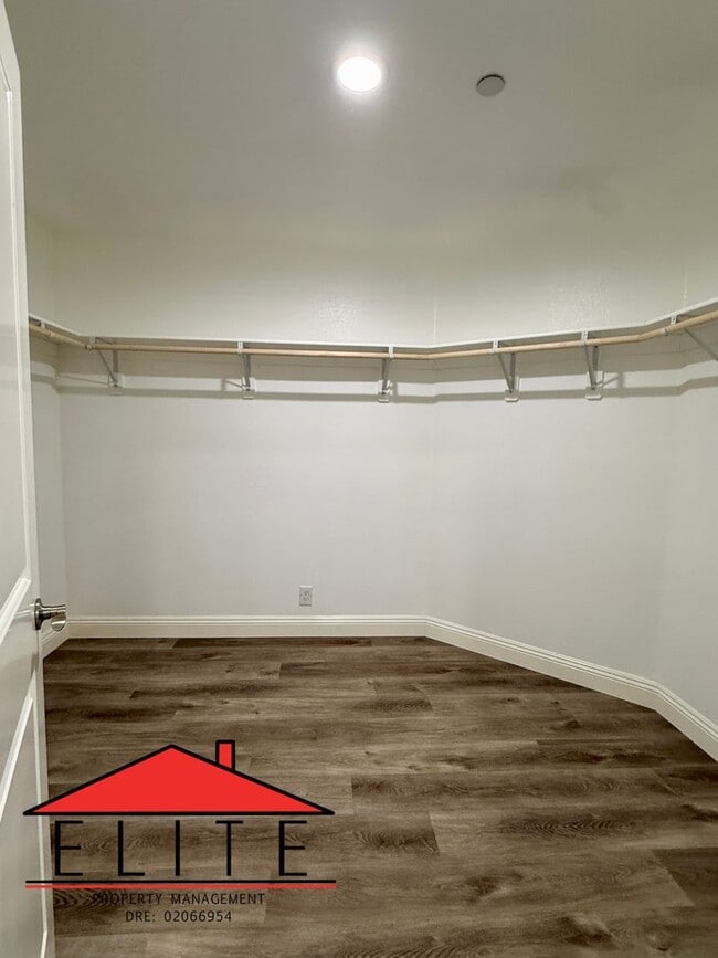 Building Photo - AVAILABLE NOW!!