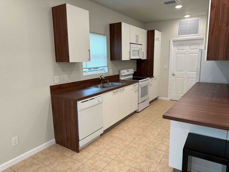 Building Photo - 7400-7414 SW 10th Ct