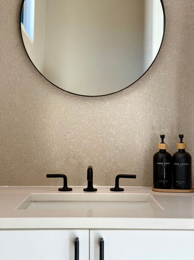 Building Photo - 716 Brighton Rd