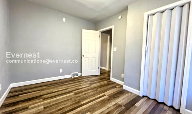 Building Photo - 1402 E 65th St