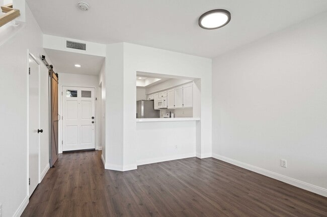 Building Photo - Gorgeous 2 Story Townhome in Valencia!
