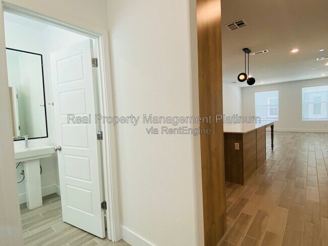 Building Photo - 2752 E Tamarind Dr