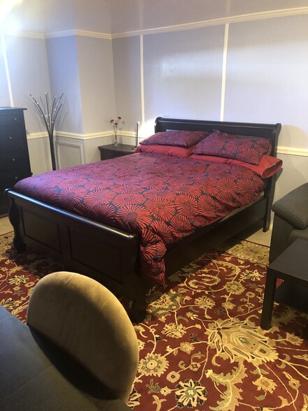queen bed 1 - 4514 Albemarle St NW