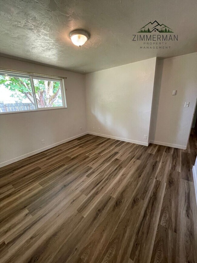 Building Photo - 315-325 Lobelia Ave