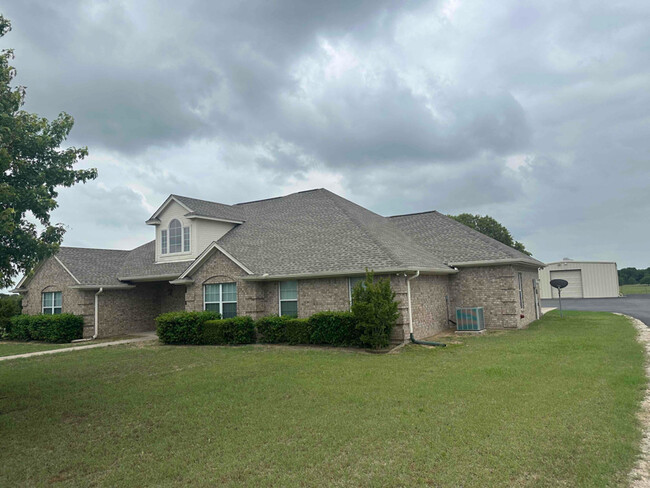 Building Photo - 535 Ross Ln