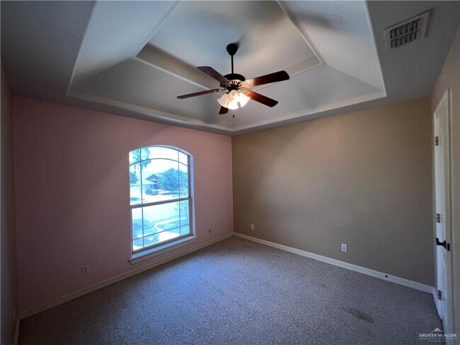 Building Photo - 33 Blue Jay Dr