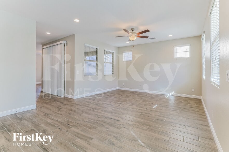 Building Photo - 257 N Sunrise