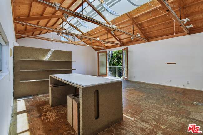 Building Photo - 656 Angelus Pl