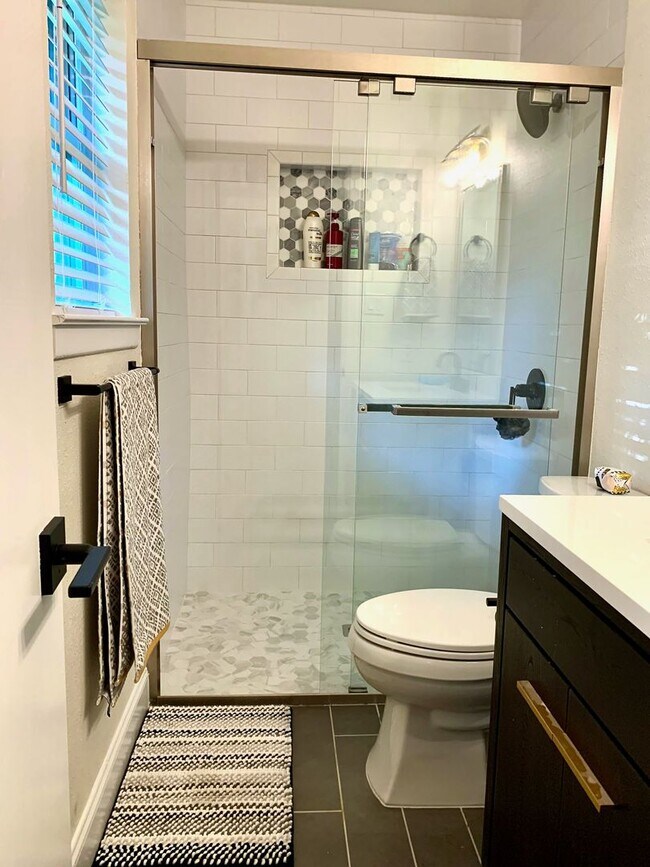 Building Photo - *** Near Domain * Stunning 4 Bedroom House * Fully Furnished * Designer Decorated * High End Luxu...