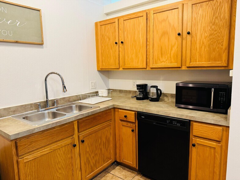 Shared Kitchen - 536 Cheshire Way