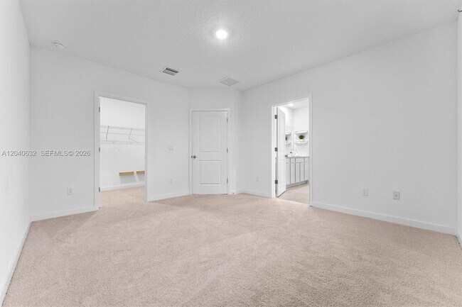 Building Photo - 4825 Dillon St