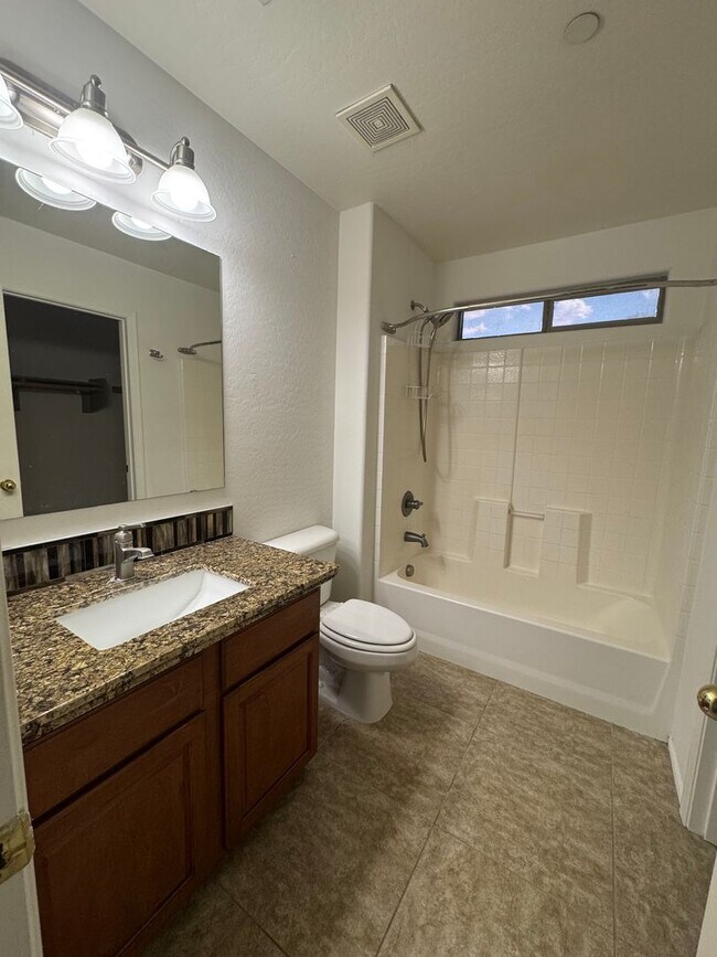 Building Photo - 4 BEDROOM HOME IN POWER RANCH